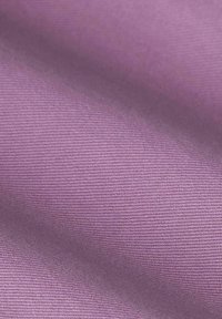 Tissu violet avec une surface lisse et texturée, présentant un léger éclat et des stries diagonales sur toute la surface. Aucun motif ou embellissement visible.