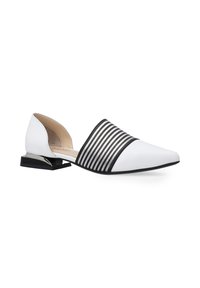 Weißer Schuh mit spitzem Zehenbereich und einem schwarz-weißen Streifenmuster. Verfügt über einen kleinen schwarzen Blockabsatz und ein Slip-On-Design. Hergestellt aus glattem Leder.