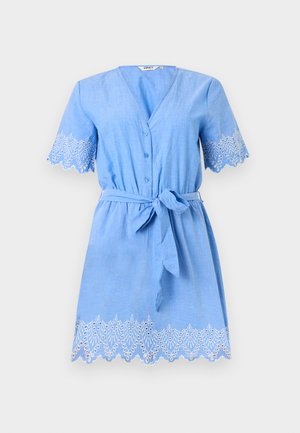 Svijetloplava haljina kratkih rukava s gumbima sprijeda, vezom u struku i bijelim vezenim nazubljenim rubovima na rukavima i rubu haljine.