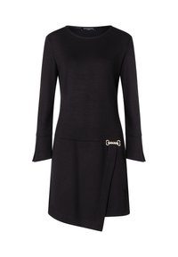 Robe noire à manches longues avec un col rond. Présente un design drapé sur le côté et un accent décoratif en chaîne argentée à la taille. Texture lisse.