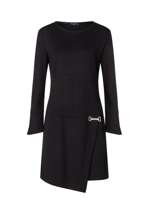 Schwarzes langärmliges Kleid mit rundem Ausschnitt. Verfügt über ein seitliches Drapé-Design und eine dekorative silberne Kettenakzent an der Taille. Glatte Textur.