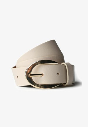 Beigefarbener Ledergürtel, zusammengerollt mit einer glänzenden goldenen ovalen Schnalle und Dorn, auf einer weißen Oberfläche liegend.