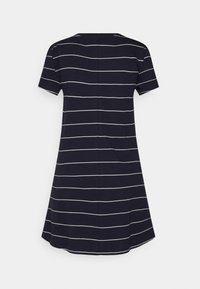 Vestido de manga curta azul-marinho com riscas brancas horizontais, apresentando um decote arredondado e um design de saia rodada. Tecido leve e suave.
