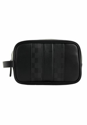 Trousse de toilette en cuir noir avec motif damier texturé, fermeture éclair horizontale et boucle de poignée latérale.