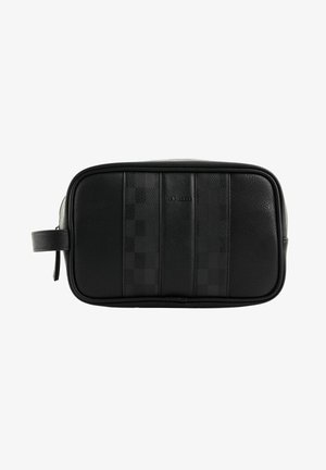 Trousse de toilette en cuir noir avec motif damier texturé, fermeture éclair horizontale et boucle de poignée latérale.