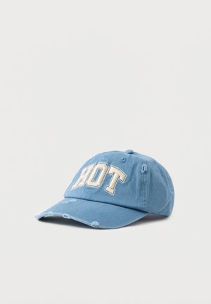 Blauwe katoenen baseballcap met "HOT" geborduurd in het wit. Heeft verouderde details op de rand en een afgeronde kroonontwerp.