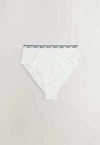 Culottes blanches taille haute avec ceinture élastique présentant le texte répété « NEXT » en noir sur fond blanc.