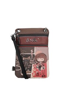 Braune Leder-Umhängetasche mit buntem Design, das ein Cartoon-Mädchen, den Eiffelturm und Text zeigt. Mit Reißverschlussfächern und verstellbarem Tragegurt.