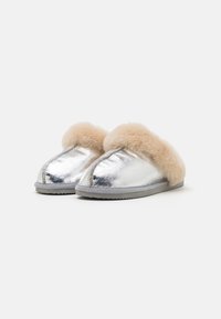 Shepherd JESSICA - Tøfler - silver