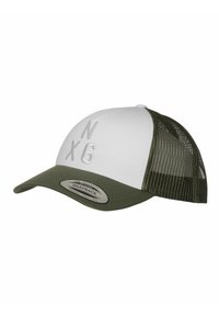 Groene en witte snapback pet met een gebogen rand, een mesh achterkant en de letters "N X G" in het grijs geborduurd op de voorkant.