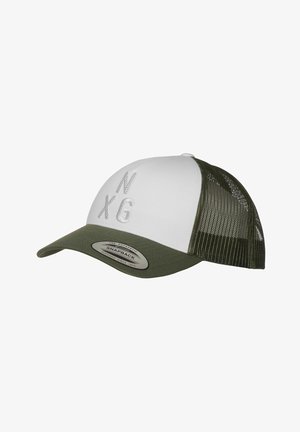 Groene en witte snapback pet met een gebogen rand, een mesh achterkant en de letters "N X G" in het grijs geborduurd op de voorkant.