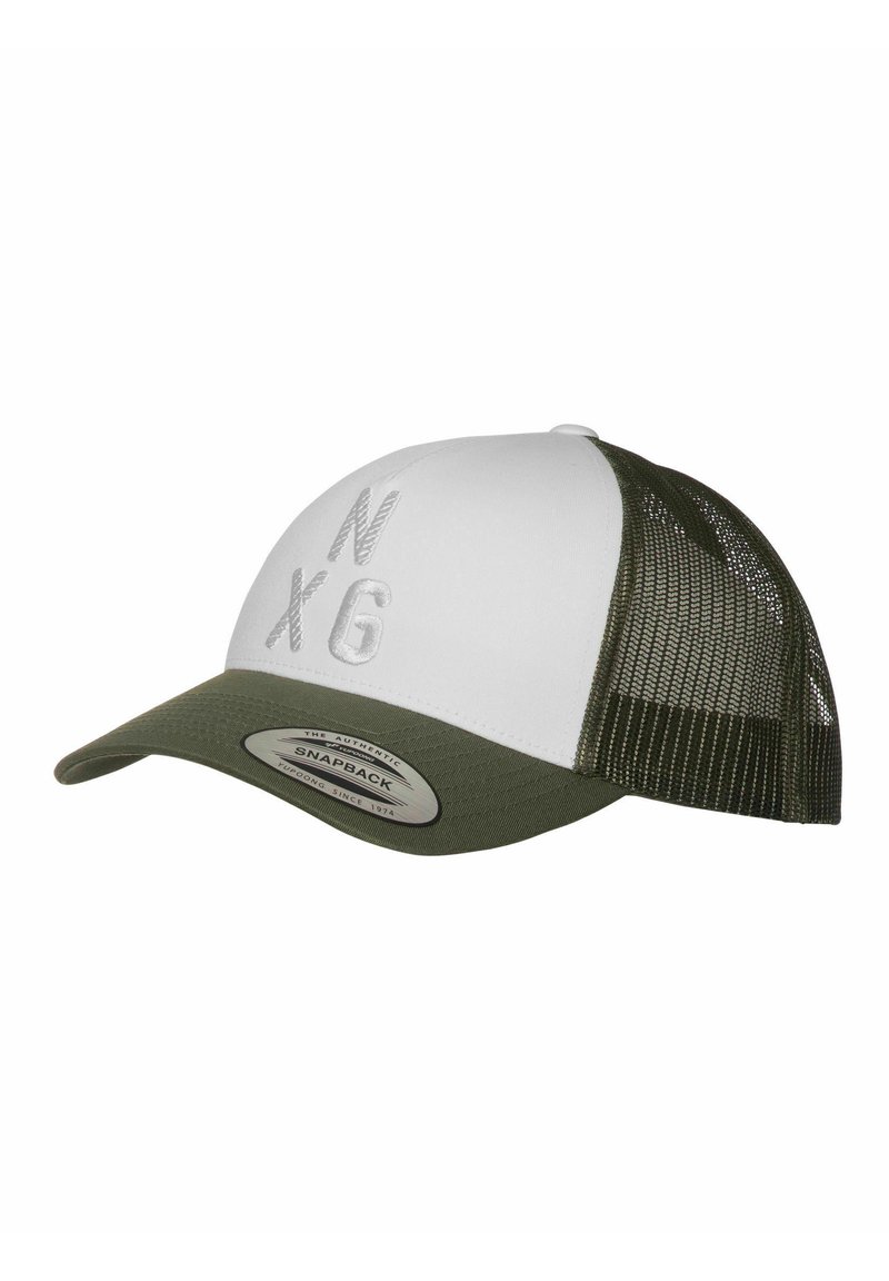 Groene en witte snapback pet met een gebogen rand, een mesh achterkant en de letters "N X G" in het grijs geborduurd op de voorkant.