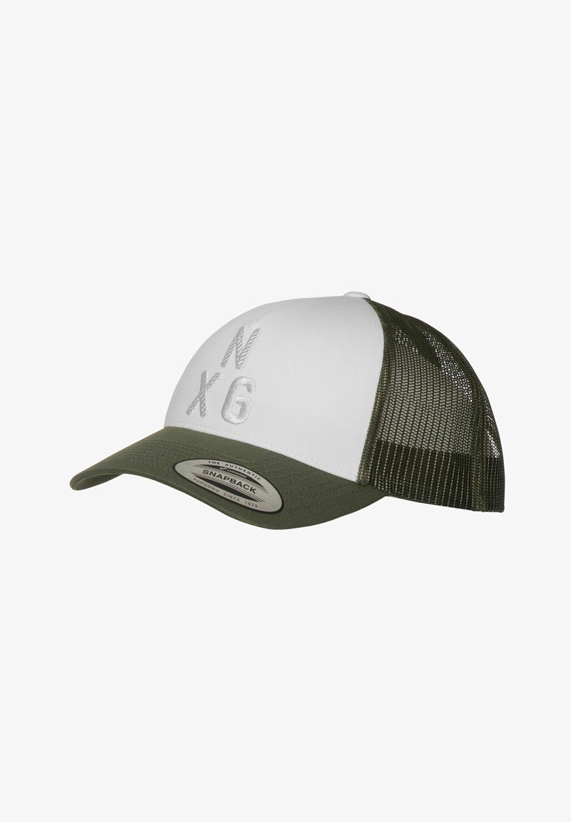 Groene en witte snapback pet met een gebogen rand, een mesh achterkant en de letters "N X G" in het grijs geborduurd op de voorkant.