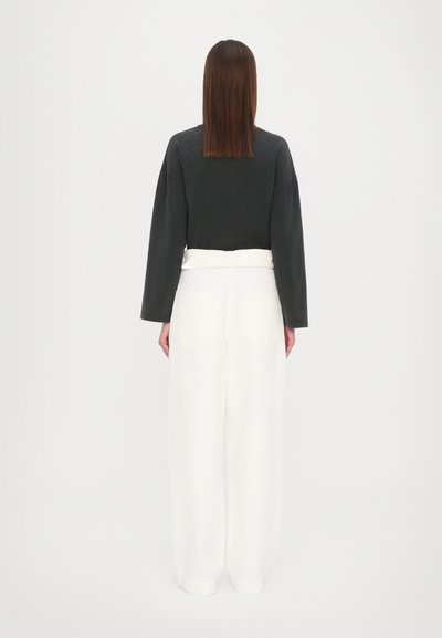 CLOSED - Wide leg