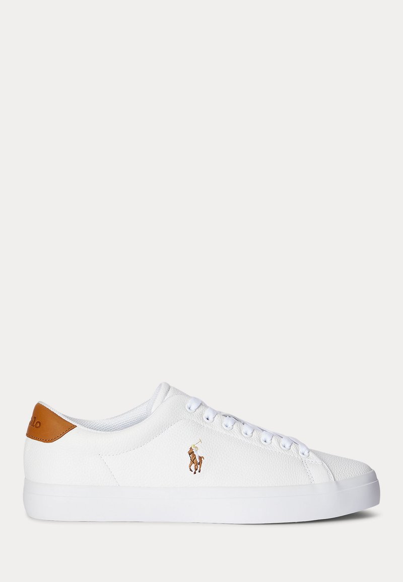 Witte lage leren sneaker met een bruine leren hielstuk en een geperst paard en ruiter logo aan de zijkant, vetersluiting.