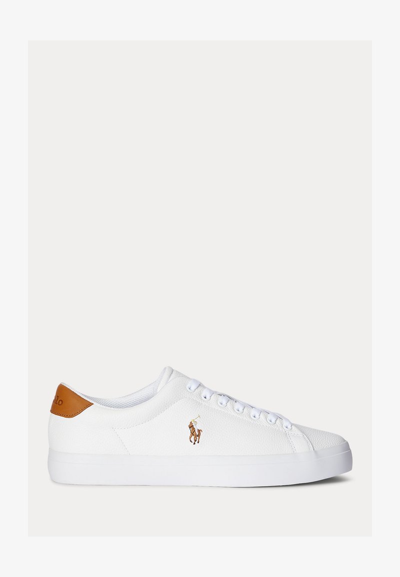 Witte lage leren sneaker met een bruine leren hielstuk en een geperst paard en ruiter logo aan de zijkant, vetersluiting.