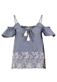 Denim top med off-shoulder ærmer, blondekant og broderet blomstermønster i hvid ved kanten. Har frynser og justerbare stropper.