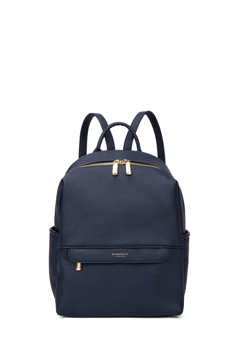 Zaino in pelle blu navy con forma arrotondata, chiusura con zip dorata, tasca frontale e spallacci regolabili. Superficie texture con branding minimal.