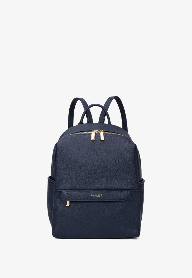 Zaino in pelle blu navy con forma arrotondata, chiusura con zip dorata, tasca frontale e spallacci regolabili. Superficie texture con branding minimal.