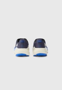 Scarpe da ginnastica navy e crema con accenti blu, upper in mesh testurizzato, collo imbottito e suola con motivo per una migliore aderenza.