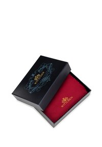 Luxe zwarte doos met een ornamentaal lichtblauw ontwerp. Bevat een rode doek met een gouden "WITTCHEN" logo, met een gegolfde rand.