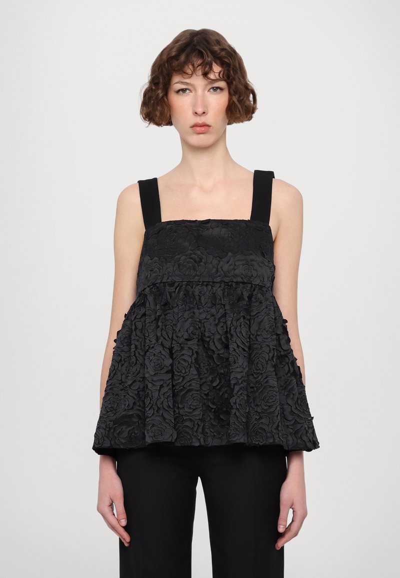 Top negru cu un model floral texturat, decolteu pătrat și bretele late. Design evazat cu o croială lejeră, asortat cu pantaloni negri.