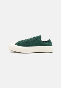 Baskets en daim vert à finition texturée, semelle extérieure en caoutchouc blanc et bout rond. Comprend six œillets et un design basse.