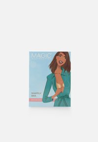 Verpackung für Magic Bodyfashion formenden trägerlosen BH, der eine lächelnde Frau zeigt, die unter einem grünen Bademantel einen beigen Klebe-BH richtet.
