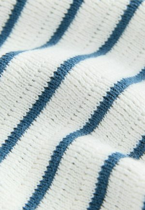 Tessuto tessile con strisce blu su sfondo bianco, caratterizzato da una trama testurizzata e una finitura morbida.