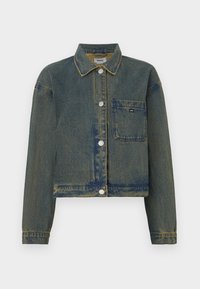 Kratka denim jakna temno modre barve z izbledelim videzom, srebrnimi pritisnimi gumbi in eno prsno žepom z logotipom.