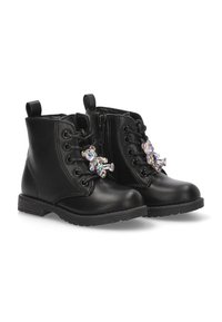 Botas de tobillo de cuero negro con un diseño de cordones, que cuentan con una cremallera lateral y un charm de oso colorido en los cordones. Suela texturizada para mayor agarre.