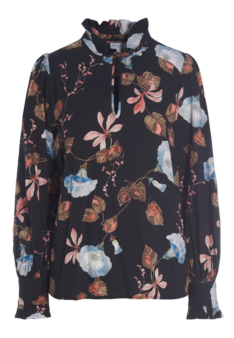 Blouse noire à manches longues avec col montant à volants, ouverture en forme de goutte d'eau à l'avant, poignets élastiques et motif floral avec des feuilles et des fleurs roses, bleues et marron.