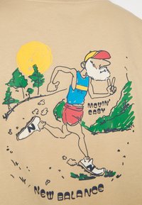 Tissu beige avec une illustration colorée d'une figure en train de courir, d'arbres et du soleil, avec les textes "MOVIN' EASY" et "NEW BALANCE".