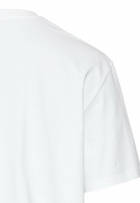 Hvid bomulds T-shirt med rund halsudskæring, korte ærmer og en glat tekstur. Bagudsigten viser pæne syninger og ingen synlige grafikker.