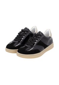 Schwarzer und grauer Sneaker aus Wildleder und Lackleder, mit runder Zehenpartie, Schnürverschluss und einer hellen, tanfarbenen Gummisohle.