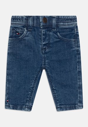 Niebieskie szorty z denimu dla małego dziecka, z elastycznym pasem, przednim guzikiem, szlufkami na pasek oraz małym logo na przedniej kieszeni i u dołu nogawki.
