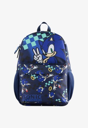 Niebieski plecak z postaciami z Sonic the Hedgehog, złotymi pierścieniami i niebieskim wzorem w kratkę, z przednią kieszenią na zamek i bocznymi kieszeniami z siateczki.