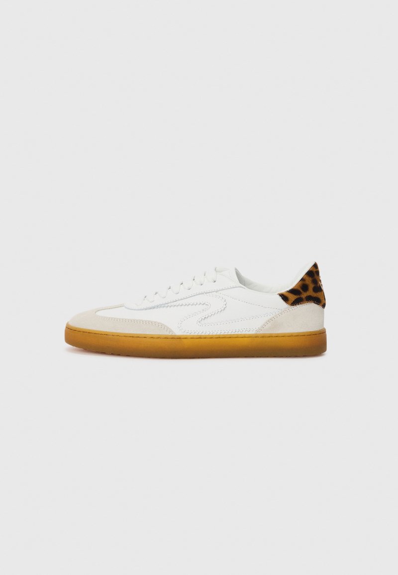 Vit sneaker med strukturerad mocka och läderöverdel, med en leopardmönstrad accent på hälen och en gummigummisula.