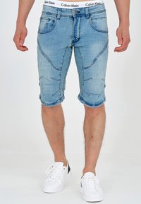 Svijetloplave traper kratke hlače s uskim dizajnom, s pet džepova, suptilnim detaljima šivanja i prevrnutim rubom. Calvin Klein pojas.