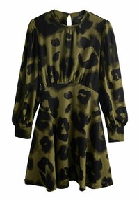 Robe en imprimé léopard avec des manches ballons longues, un col rond et un détail en forme de trou de serrure au dos. Fabriquée en tissu texturé vert avec des accents noirs.