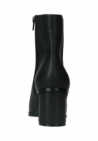 Botte de cheville en cuir noir avec une finition lisse, fermeture éclair et un talon épais et rond. Le talon présente un accent noir brillant.