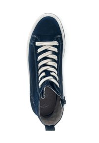 Marineblauwe nubuck high-top sneaker met crèmekleurige veters, witte rubberen zool en taupekleurig interieur. Bevat stikseldetails en een zijrits.