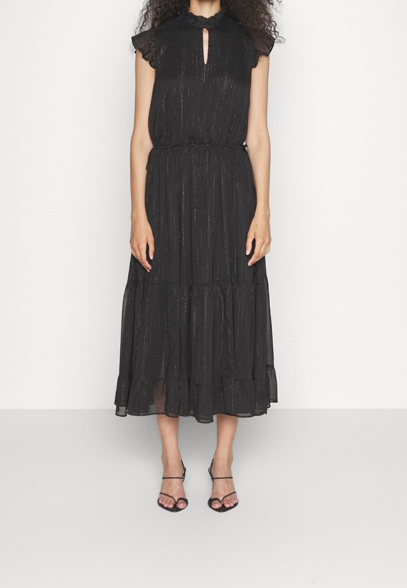 Robe midi noire avec un décolleté en trou de serrure, des manches volantées et un ourlet à volants. Fabriquée en tissu texturé avec une légère brillance. Portée avec des sandales noires à lanières.