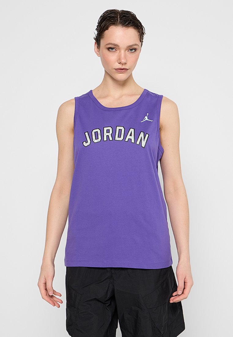 Camiseta sin mangas de algodón morada con "JORDAN" en letras grandes y blancas y un logo en el hombro izquierdo; combinada con pantalones cortos cargo negros.