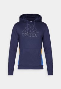 Sweatshirt azul marinho com um grande logotipo Kappa cinza, apresentando painéis laterais azuis, amarelos e laranjas. Feito de um tecido macio, com um bolso frontal.