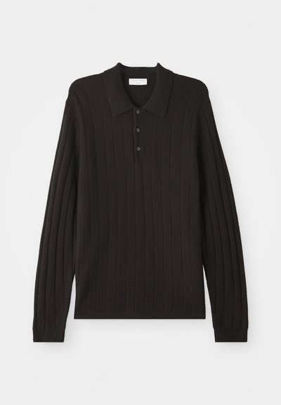 Črna polo majica z dolgimi rokavi z rebrasto teksturo, klasičnim ovratnikom in tremi gumbi. Mehka tkanina s prilegajočim se krojem.