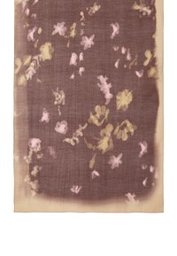 Przezroczysty, prostokątny szalik w głębokim brązie z delikatnymi kwiatowymi wzorami w jasnym różu i żółci; lekka tkanina o lekko teksturowanym wykończeniu.