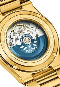 Auksinė nerūdijančio plieno laikrodis su permatomu atviruku, rodančiu mėlyną rotorių ir sudėtingą mechanizmo dizainą; turi prekės ženklą Festina.