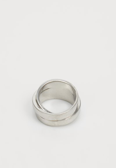 Anello in metallo argentato con un design attorcigliato e due fasce intrecciate. Texture liscia con una finitura lucida.