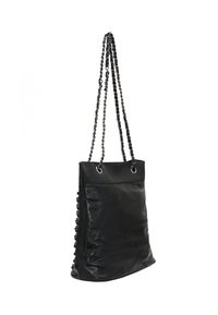 Borsa a spalla nera in pelle con superficie texture, dotata di doppi manici a catena, dettagli in metallo argentato e un'apertura superiore con due occhielli.